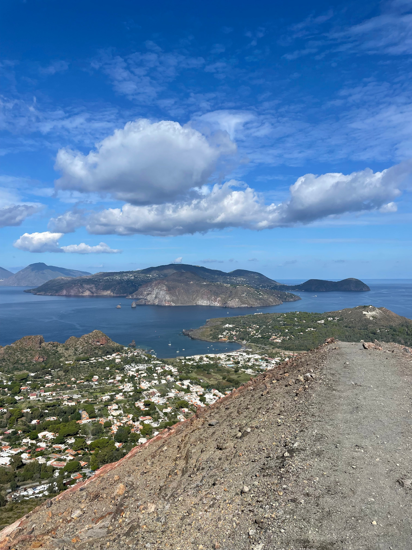 Výhled na Lipary z kráteru Gran Vulcano