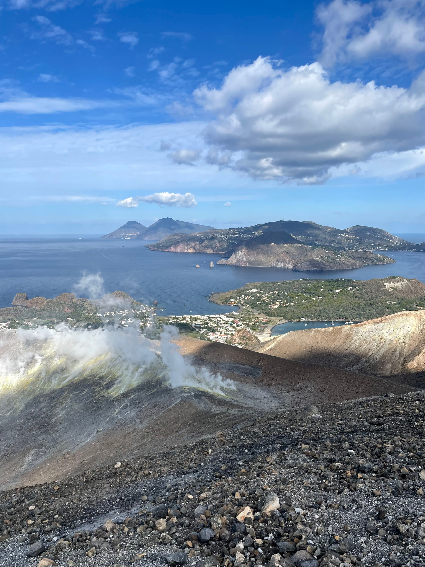 Výhled na Lipary z kráteru Gran Vulcano